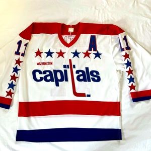 Washington Capitals #11 Mike Gartner NHL jersey, circa 1988.